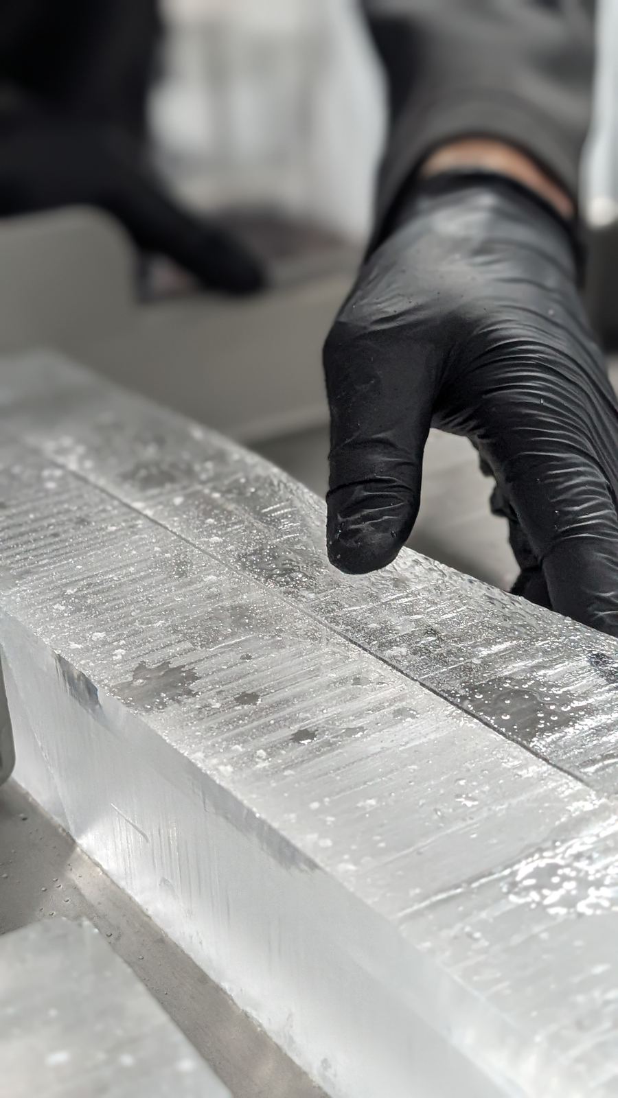 Eisblock wird von Hand gesägt