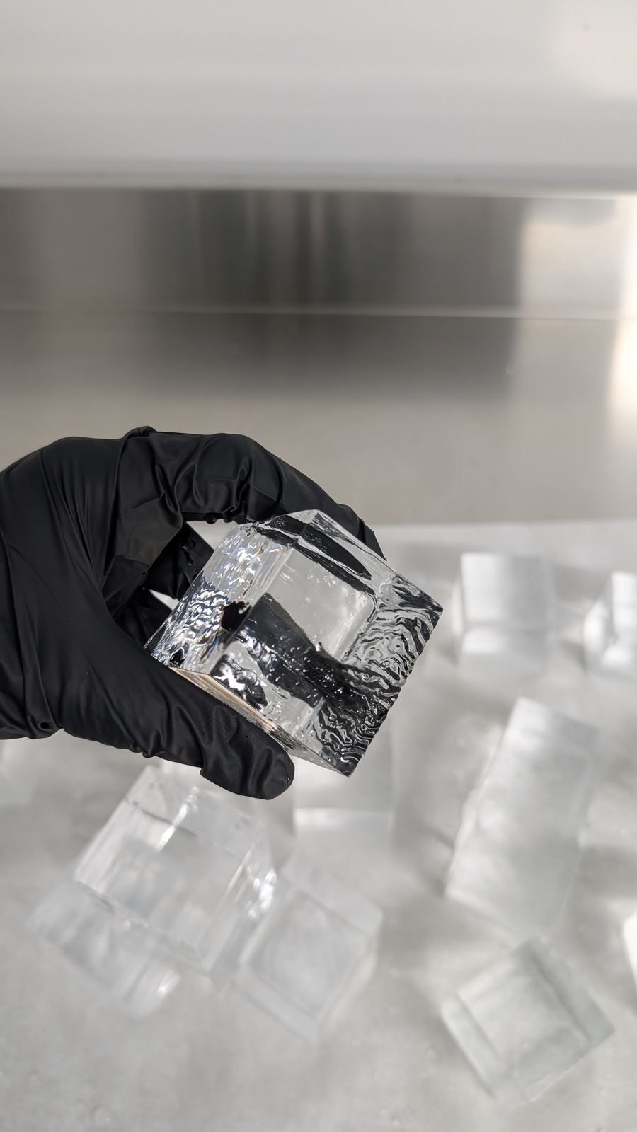 Eiswürfel in der Hand