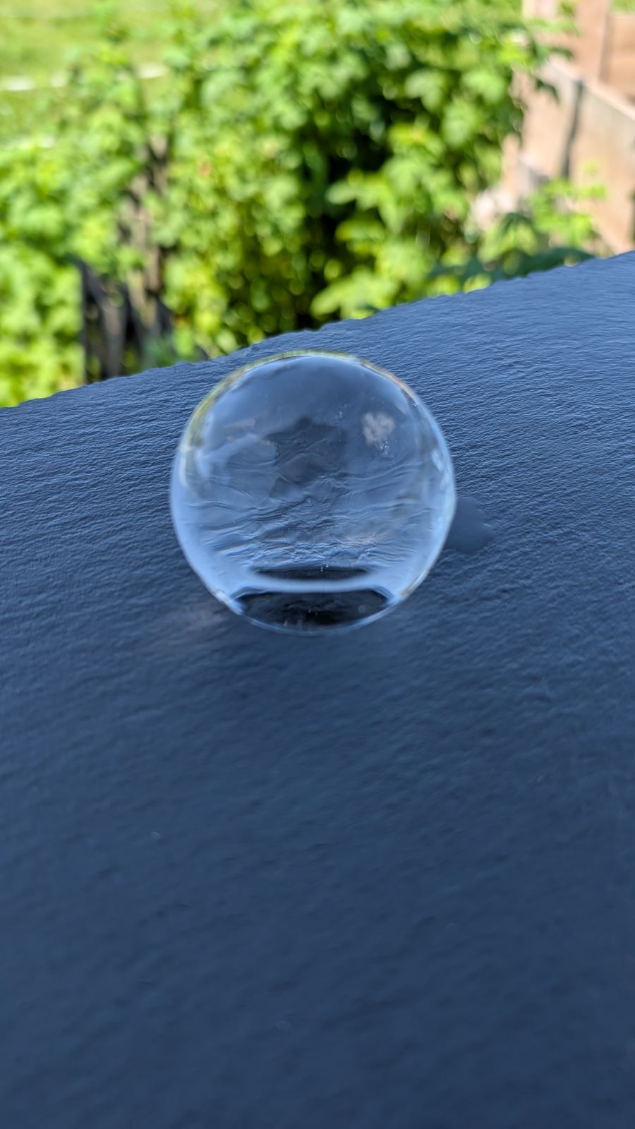 Kristallklare Eiskugel auf Schiefer