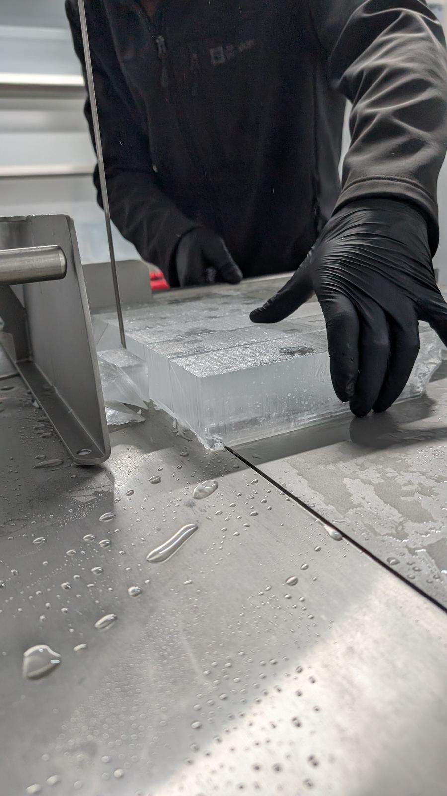 Eisblock wird zugeschnitten