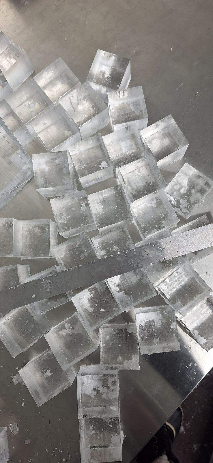 Eiswürfel auf dem Tablett