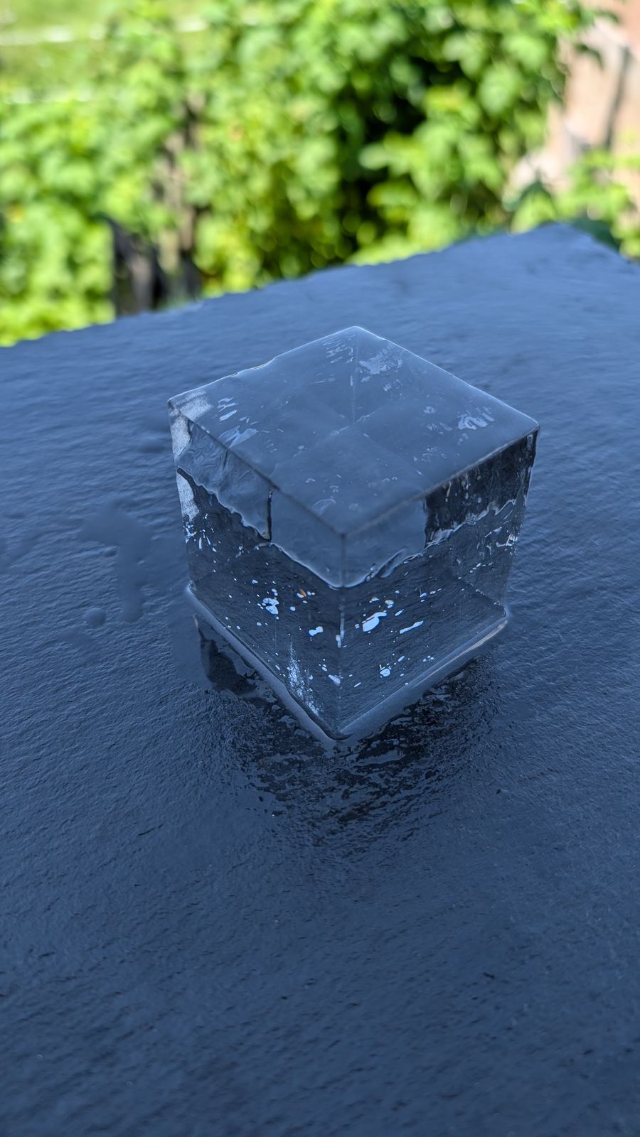 Kristallklarer Eiswürfel